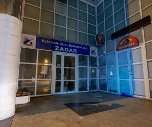 08.02.2023., Zadar -   Sastanak Nadzornog odbora KK Zadar s gradskim vijecnicima oko spasa kluba poceo je incidentom koji su izazvali nezadovoljni navijaci. Navodno su bacili topovski udar i dimnu bombu pritom razbivsi staklo na vratima sluzbenih prostorija kluba. Photo: Dino Stanin/PIXSELL