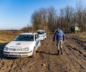 08.12.2021., Vukovar - Nedaleko od ceste Bobota - Pacetin, naselja u blizini Vukovara,  pronadjena je nova masovna grobnica u kojoj su do sada pronadjeni posmrtni ostaci najmanje deset tijela ljudi nestalih u Domovinskom ratu. Grobnica se nalazi oko 200 metara udaljena od ceste, uz sumarak i u neposrednoj blizini divljeg deponija.  Photo: Davor Javorovic/PIXSELL