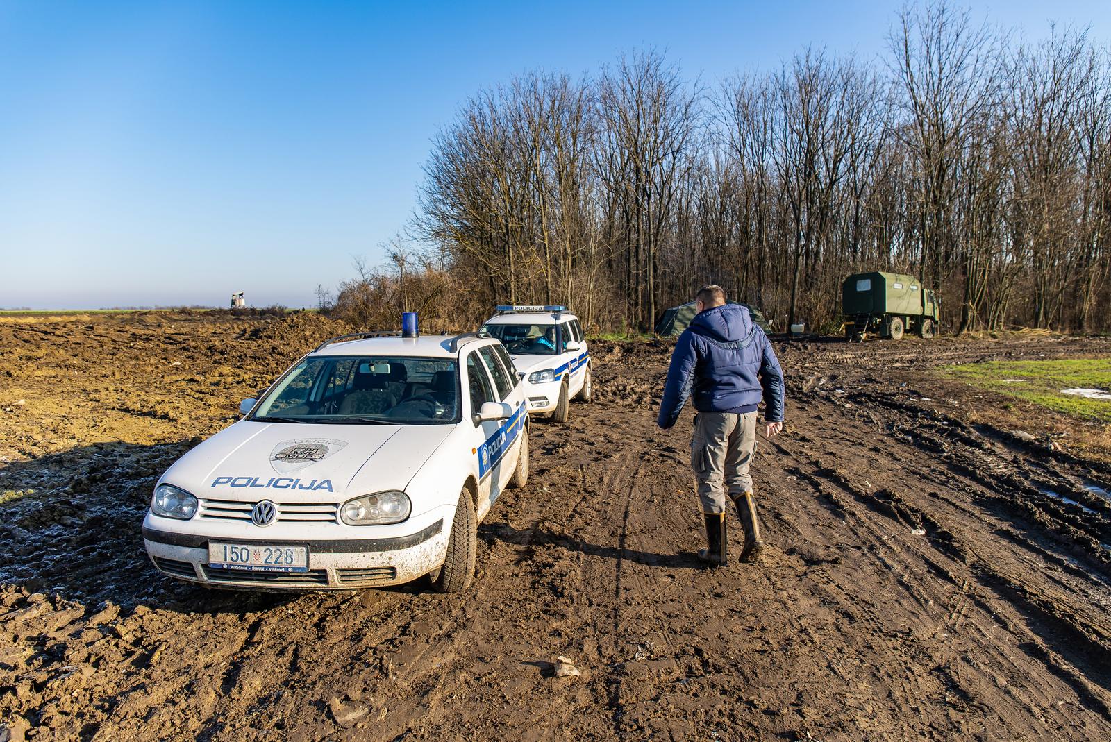 08.12.2021., Vukovar - Nedaleko od ceste Bobota - Pacetin, naselja u blizini Vukovara,  pronadjena je nova masovna grobnica u kojoj su do sada pronadjeni posmrtni ostaci najmanje deset tijela ljudi nestalih u Domovinskom ratu. Grobnica se nalazi oko 200 metara udaljena od ceste, uz sumarak i u neposrednoj blizini divljeg deponija.  Photo: Davor Javorovic/PIXSELL