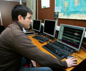 06.04.2009., Zagreb - Seizmoloska sluzba, koja djeluje u okviru Geofizickoga odsjeka, brine se o prikupljanju i analizi makroseizmickih i mikroseizmickih podataka. Na podrucju Republike Hrvatske odrzava u stalnom pogonu pet seizmografa i petnaest akcelerografa kojima prati vibriranja tla uzrokovana potresima kod nas i u svijetu. Snjezan Prevolnik sa Grafickog odsjeka. rPhoto: Sanjin Strukic/24sata