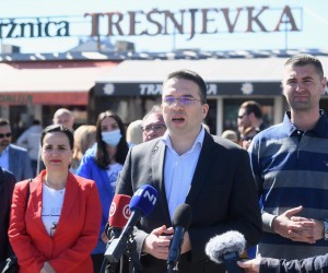 09.05.2021., Zagreb - Na tresnjevackom placu odrzala se konferencija za medije na temu o EU sredstvima za bolji i razvijeniji Zagreb. Tomislav Sokol, zastupnik u Europskom parlamentu, Davor Filipovic, kandidat HDZ-a, HSLS-a i HSU-a za gradonacelnika Grada Zagreba Photo: Marko Lukunic/PIXSELL