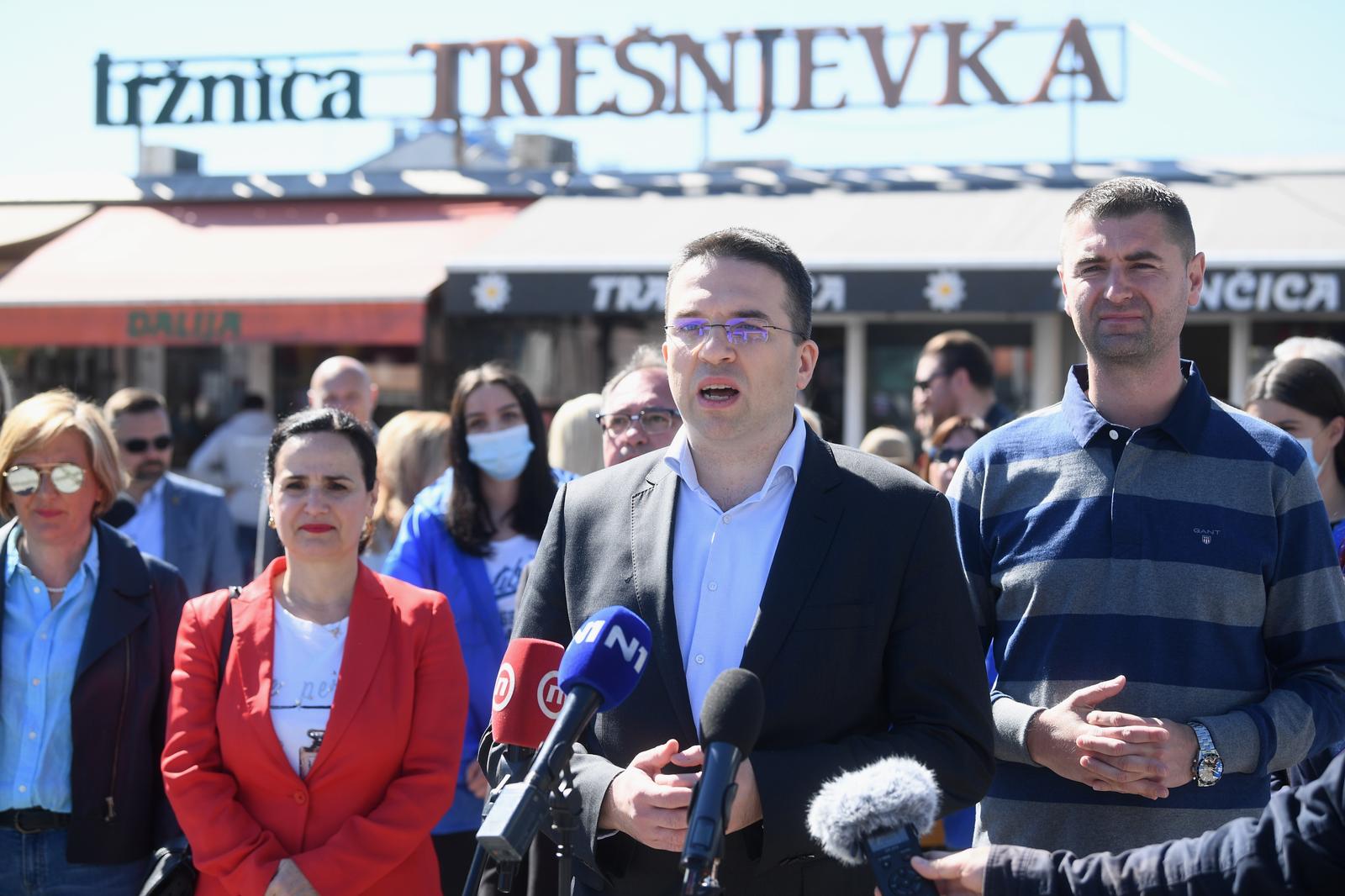 09.05.2021., Zagreb - Na tresnjevackom placu odrzala se konferencija za medije na temu o EU sredstvima za bolji i razvijeniji Zagreb. Tomislav Sokol, zastupnik u Europskom parlamentu, Davor Filipovic, kandidat HDZ-a, HSLS-a i HSU-a za gradonacelnika Grada Zagreba Photo: Marko Lukunic/PIXSELL
