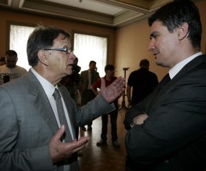 17.06.2009., Zagreb - Miroslav Ciro Blazevic u srijedu kao najstariji clan Skupstine grada Zagreba predsjedava konstituirajucom sjednicom sve dok se ne izabere novi predsjednik. Miroslav Ciro Blazevic i Zoran Milanovic. r"nPhoto: Slavko Midzor/24sata