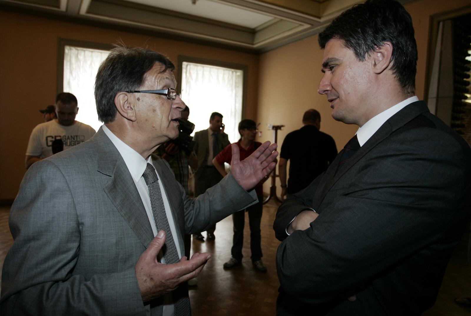 17.06.2009., Zagreb - Miroslav Ciro Blazevic u srijedu kao najstariji clan Skupstine grada Zagreba predsjedava konstituirajucom sjednicom sve dok se ne izabere novi predsjednik. Miroslav Ciro Blazevic i Zoran Milanovic. r"nPhoto: Slavko Midzor/24sata