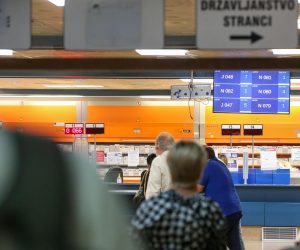 09.06.2022., Zagreb - Policijska uprava Zagrebacka u Petrinjskoj ulici. Gradjani u redu za izradu i preuzimanje osobne iskaznice cekaju po nekoliko sati.  Photo: Matija Habljak/PIXSELL