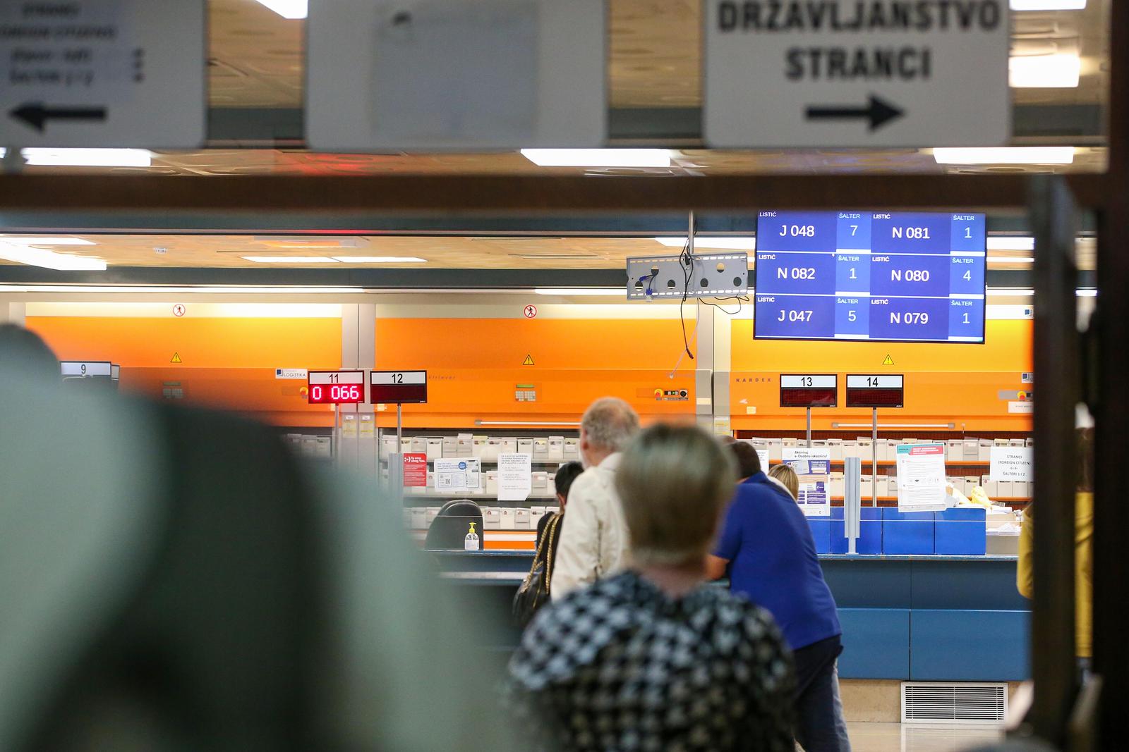 09.06.2022., Zagreb - Policijska uprava Zagrebacka u Petrinjskoj ulici. Gradjani u redu za izradu i preuzimanje osobne iskaznice cekaju po nekoliko sati.  Photo: Matija Habljak/PIXSELL