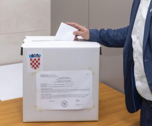 09.10.2022..,Pula - 
Gradoncelnik Pule Filip Zoricic glasao je na glasackom mjestu broj 1. u Osnovnoj skoli Tone Peruska. Gradonacelnik je na glasanje stigao sa suprugom. Photo: Srecko Niketic/PIXSELL