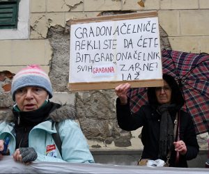 09.12.2021., Zagreb - Prosvjed majki odgajateljica ispred Gradske skupstine zbog najave modificiranja te mjere o kojoj ce se danas raspravljati u Gradskoj skupstini.     Photo: Marko Lukunic/PIXSELL