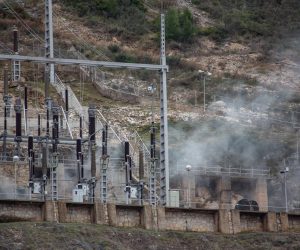 Dubrovnik: Nekoliko osoba prevezeneo u bolnicu zbog požara u HR Plat 10.01.2019., Hidroelktrana Plat, Plat, Zupa dubrovacka - Eksplozija i pozar u hidroelktrani Plat. Nacelnik policije Ivan Pavlicevic potvrdio je da je u odvodnom kanalu pronadjeno bezvotno tijelo jednog od trojice nestalih radnika hidroelektrane kojeg su ronioci izvukli na povrsinu. Za drugom dvojicom jos se traga.rPozar u hidrocentrali Plat je ugasen. Pretpostavlja se da je uzrok pozara tehnicke naravi, a o uzroku ce vjestacenje provesti centar Ivan Vucetic. Sva trojica djelatnika za kojima se traga su s podrucja Dubrovnika. rPhoto: Grgo Jelavic/PIXSELL