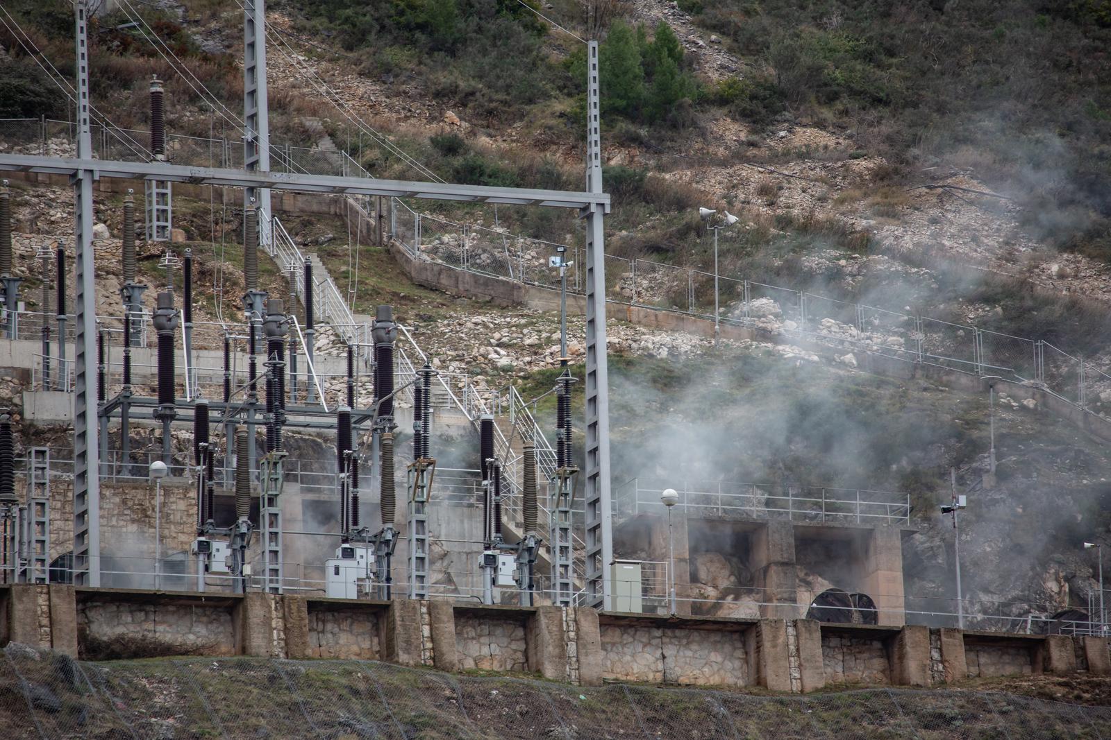 Dubrovnik: Nekoliko osoba prevezeneo u bolnicu zbog požara u HR Plat 10.01.2019., Hidroelktrana Plat, Plat, Zupa dubrovacka - Eksplozija i pozar u hidroelktrani Plat. Nacelnik policije Ivan Pavlicevic potvrdio je da je u odvodnom kanalu pronadjeno bezvotno tijelo jednog od trojice nestalih radnika hidroelektrane kojeg su ronioci izvukli na povrsinu. Za drugom dvojicom jos se traga.rPozar u hidrocentrali Plat je ugasen. Pretpostavlja se da je uzrok pozara tehnicke naravi, a o uzroku ce vjestacenje provesti centar Ivan Vucetic. Sva trojica djelatnika za kojima se traga su s podrucja Dubrovnika. rPhoto: Grgo Jelavic/PIXSELL