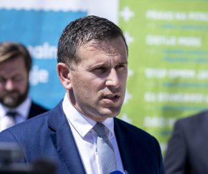 10.05.2021., Trogir - Svecano otvorenje pocetka radova po Ugovoru o izgradnji sekundarne kanalizacijske i vodovodne mreze na podrucju grada Trogira, Opcine Okrug i manjeg dijela Opcine Seget i Grada Kastela koji je dio projekta "Poboljsanje vodno-komunalne infrastrukture aglomeracije Kastela – Trogir"rdirektor Vodovoda i kanalizacije Split Tomislav SutarPhoto: Miroslav Lelas/PIXSELL