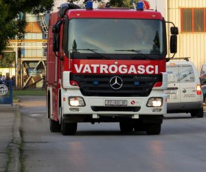10.07.2013., Pozega - Prilikom eksplozije i pozara u pozeskoj ljevaonici i tvornici peci na kruta goriva Plemen, jedna je osoba smrtno stradala a tri su ozlijedjene. Do eksplozije je doslo na peci za taljenje koja je bila u pogonu. Vatrogasci i hitna pomoc na ulazu u Plamen.rPhoto: Dusan Mirkovic/PIXSELL
