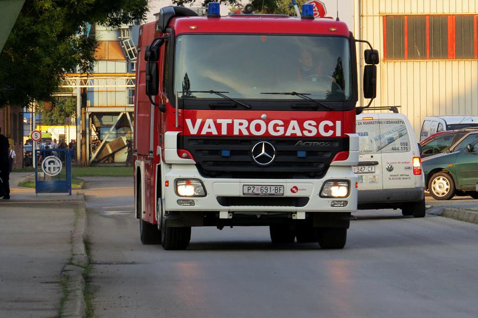 10.07.2013., Pozega - Prilikom eksplozije i pozara u pozeskoj ljevaonici i tvornici peci na kruta goriva Plemen, jedna je osoba smrtno stradala a tri su ozlijedjene. Do eksplozije je doslo na peci za taljenje koja je bila u pogonu. Vatrogasci i hitna pomoc na ulazu u Plamen.rPhoto: Dusan Mirkovic/PIXSELL