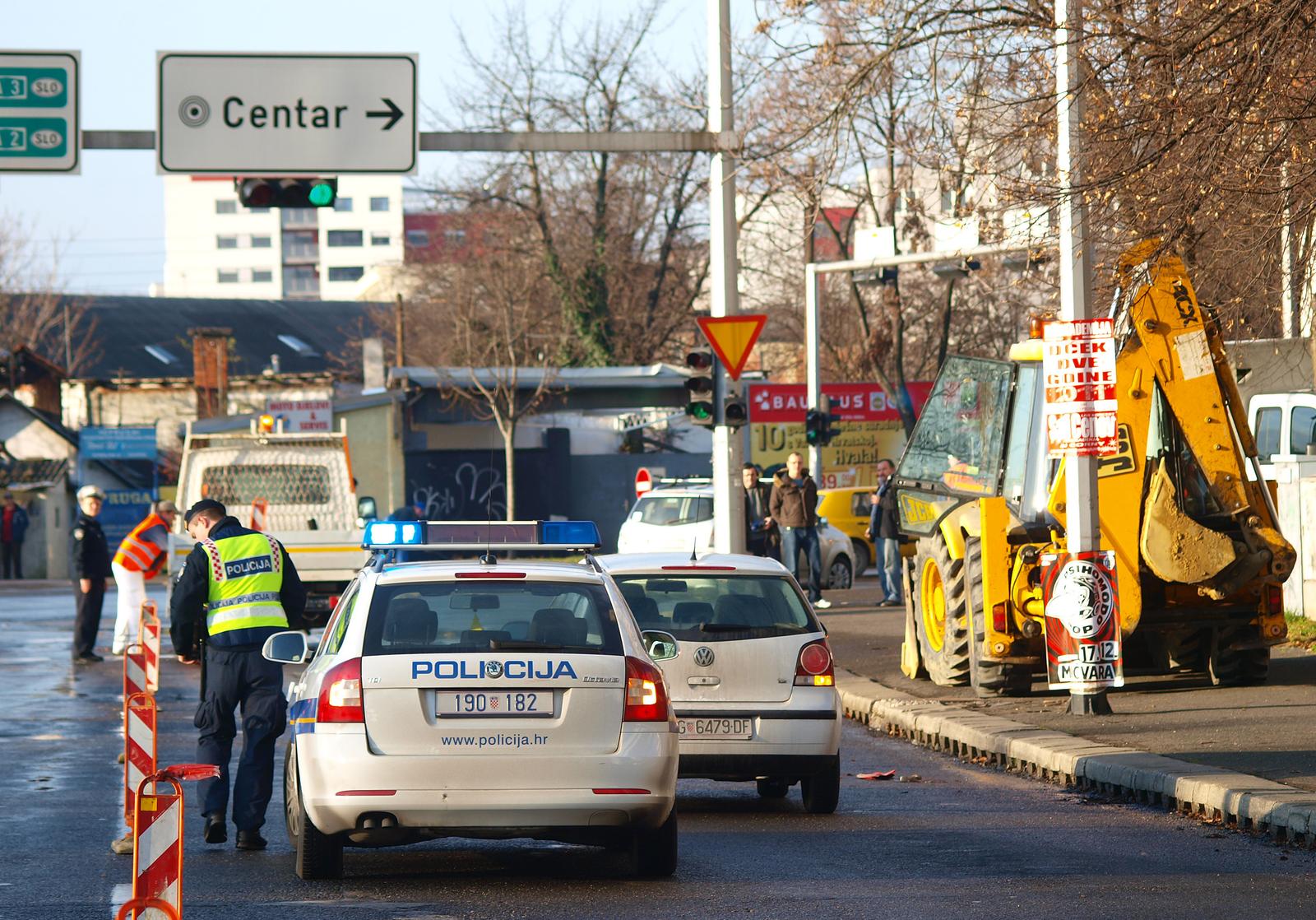 09.01.2011., Zagreb - Puknuce vodovodne cijevi na krizanju Heinzlove i Nove Branimirove ulice prouzrocilo je manje prometne poteskoce. rPhoto Tomislav Miletic/PIXSELL