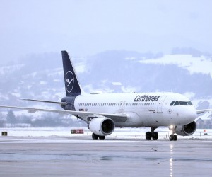 11.01.2022., Sarajevo, Bosna i Hercegovina - Na sarajevskom aerodromu izvrsena je primopredaja Moderna cjepiva kojoj su BiH donirale SAD. Ceremoniji su prisustvovali zamjenica sefa misije u Veleposlanstvu SAD u Sarajevu Deborah Mennuti i koordinator za vakcinaciju pri ministarstvu Civilnih poslova BiH Dusan Kojic. Photo: Armin Durgut/PIXSELL