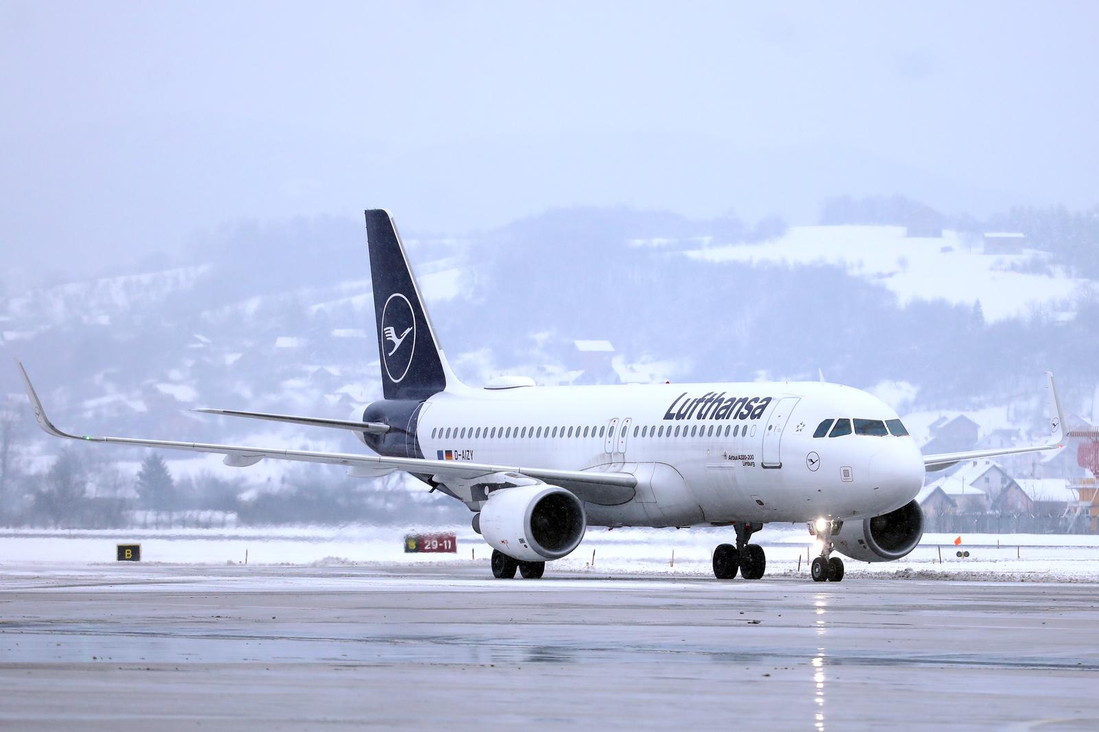 11.01.2022., Sarajevo, Bosna i Hercegovina - Na sarajevskom aerodromu izvrsena je primopredaja Moderna cjepiva kojoj su BiH donirale SAD. Ceremoniji su prisustvovali zamjenica sefa misije u Veleposlanstvu SAD u Sarajevu Deborah Mennuti i koordinator za vakcinaciju pri ministarstvu Civilnih poslova BiH Dusan Kojic. Photo: Armin Durgut/PIXSELL