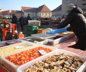 11.02.2023., Zagreb - Unatoc hladnoci, sunce grije standove na Dolcu.
 Photo: Lovro Domitrovic/PIXSELL