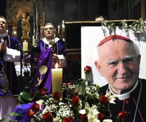 11.03.2016., Zagreb - U Zagrebackoj katedrali nadbiskup kardinal Josip Bozanic odrzao je misu povodom 14 godisnjice smrti nadbiskupa i kardinala Franje Kuharica.rPhoto: Davor Visnjic/PIXSELL