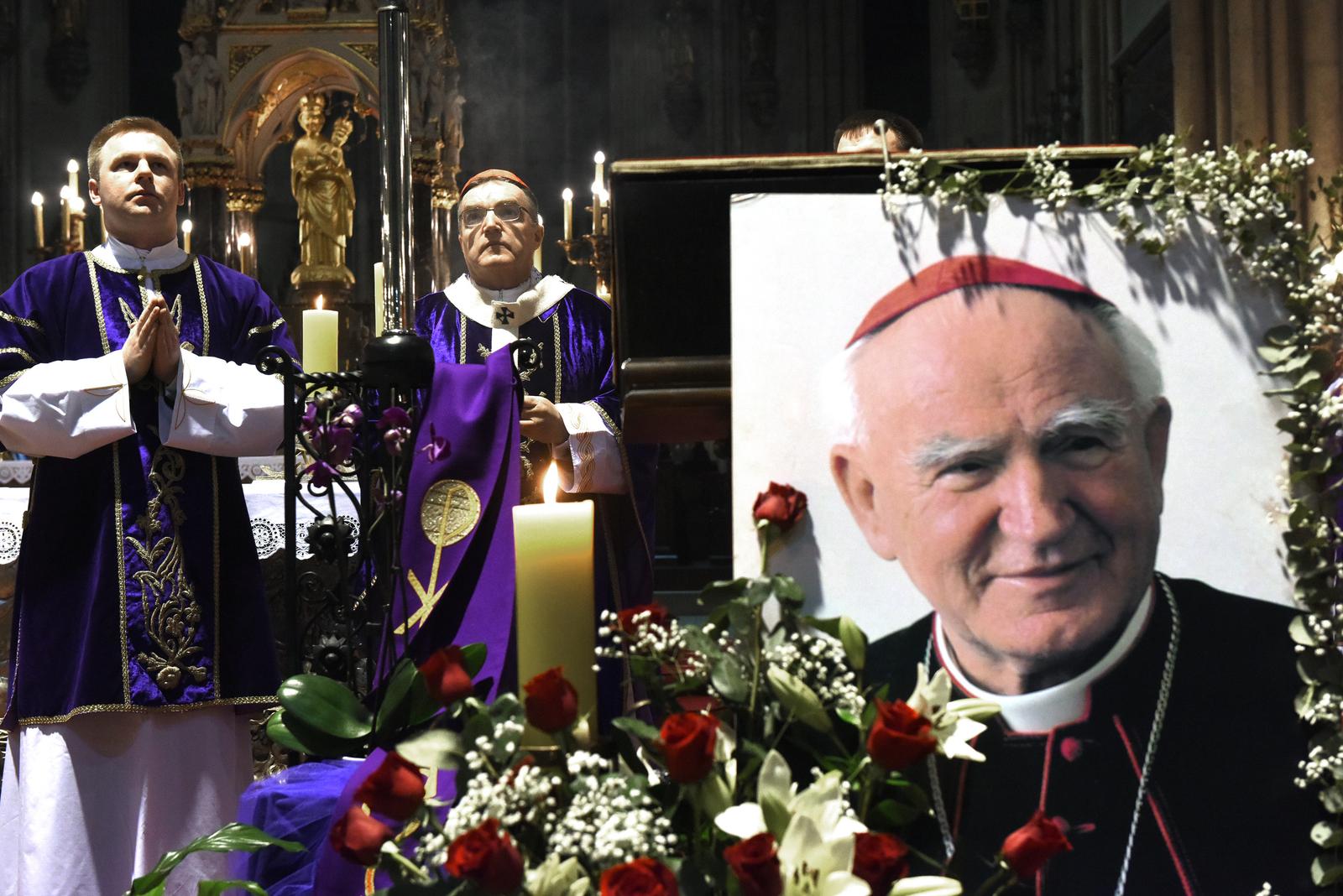 11.03.2016., Zagreb - U Zagrebackoj katedrali nadbiskup kardinal Josip Bozanic odrzao je misu povodom 14 godisnjice smrti nadbiskupa i kardinala Franje Kuharica.rPhoto: Davor Visnjic/PIXSELL