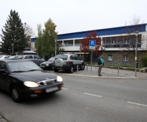 10.11.2011., Zagreb - Na cesti ispred XVIII. gimnazije u Mesnickoj 35 jutros je doslo do fizickog obracuna izmedju jednog od profesora gimnazije i roditelja ucenika koji pohadja XVIII. gimnaziju.rPhoto: Davor Puklavec/PIXSELL