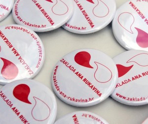 07.04.2012., Sibenik -rForum zena SDP-a Sibenik organizirao humanitarnu prodaju  tulipana za zakladu Ana Rukavina pod geslom kupi najdrazi Anin cvijet.rPhoto: Hrvoje Jelavic/PIXSELL