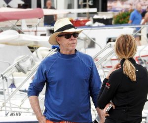 12.8.2017., Hvar - Thomas Jacob Hilfiger, vlasnik modnog brenda Tommy Hilfiger sa suprugom, bivsim modelom i modnom dizajnericom Dee Ocleppo u jutranjim satima prosetao je po Hvaru, te razgledao gradske znamenitosti. Za razliku od supruge koja se danas odlucila za crnu sportsku kombinaciju, Hilfiger jer obukao iste narancaste hlace i plavu majicu kao i za setnju u Dubrovniku.  Jahtu su usidrili u nekoj od uvala na Paklenjacima, a u razgledavanje su doplovili pomocnim gliserom. "n Photo: Petar Glebov/PIXSELL