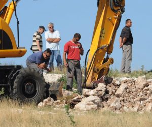 03.10.2012., Sevid, Razanj -rBageri ministrastva graditeljstva zapoceli s uklanjenjem bespravo sagradjenih objekata na podrucju Sibensko-Kninske zupanije. Radnic i bageri rusili su objekat na podrucju Rogoznice.rPhoto: Hrvoje Jelavic/PIXSELL