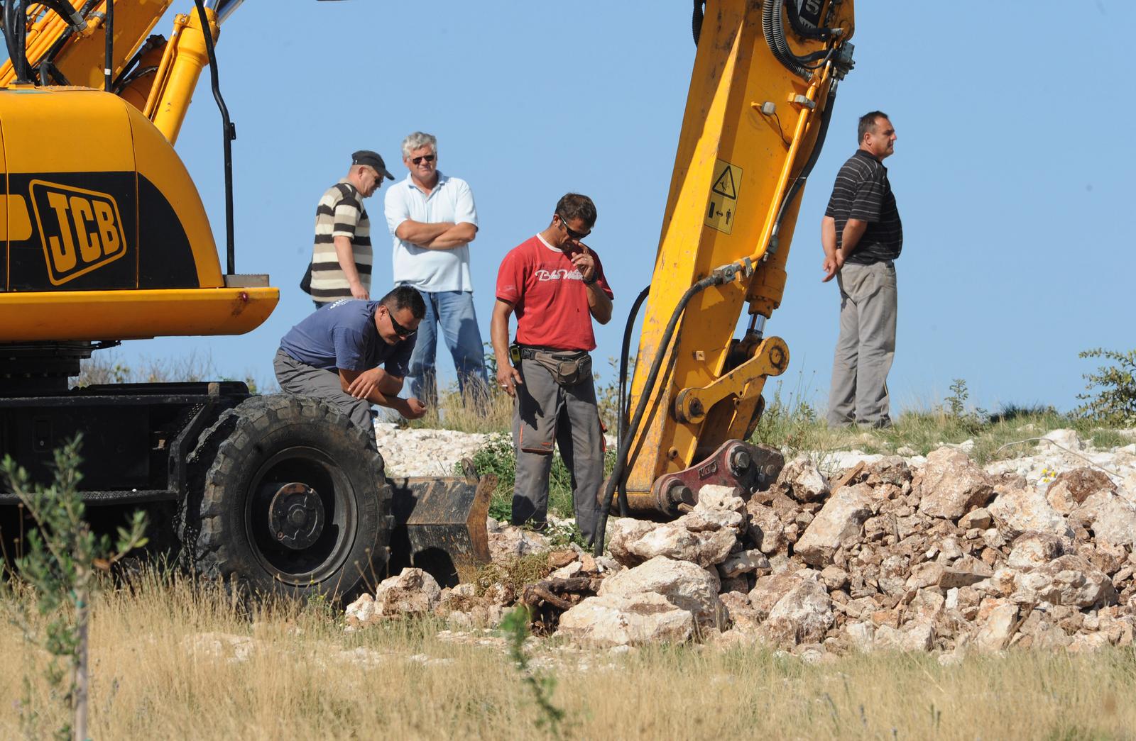 03.10.2012., Sevid, Razanj -rBageri ministrastva graditeljstva zapoceli s uklanjenjem bespravo sagradjenih objekata na podrucju Sibensko-Kninske zupanije. Radnic i bageri rusili su objekat na podrucju Rogoznice.rPhoto: Hrvoje Jelavic/PIXSELL