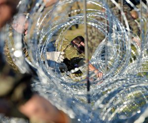 12.11.2015., Trnovec - Na granicnom prijelazu Trnovec - Sredisce ob Dravi slovenska vojska postavlja zicane ograde na zelenoj granici s Hrvatskom.rPhoto: Marko Jurinec/PIXSELL