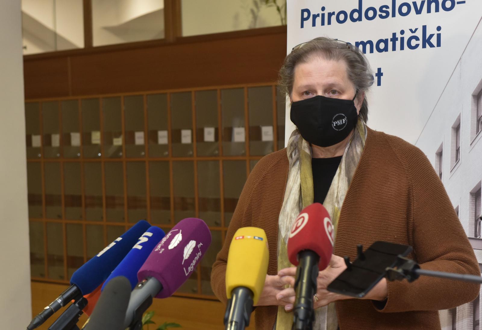 13.01.2021., Zagreb - Na Prirodoslovno-matematickom fakultetu predstavljena je nova oprema Seizmoloske sluzbe pri Geofizickom odjelu PMF-a. Radi se o 20 kompleta seizmografa i 20 kompleta akceleratora u vrijednosti 4,5 milijuna kuna ciju je nabavu financiralo Ministarstvo znanosti i obrazovanja. Na predstavljanju je bioi ministar znanosti i obrazovanja Radovan Fuchs, dekan PMF-a Mirko Planinic i rukovoditeljica Seizmoloske sluzbe Ines Ivancic. rPhoto: Davorin Visnjic/PIXSELL