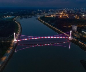 12.12.2022., Osijek - Osjecki pjesacki most ususret nogometnoj utakmici Hrvatska - Argentina osvjetljen bojama hrvatske sahovnice. Photo: Davor Javorovic/PIXSELL
