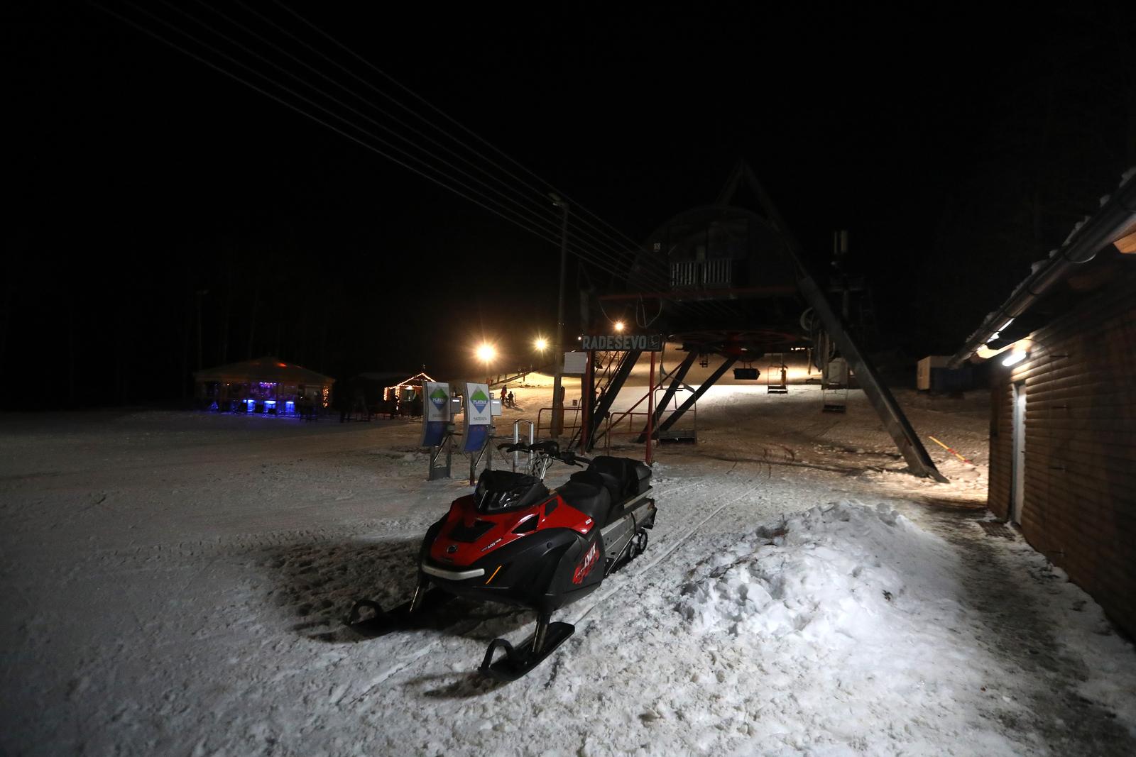 14.01.2022., Platak - Prvi dan nocnog skijanja na sklijalistu Platak privukao mnogobrojne goste iz Rijeke, istre i Zagreba. Trenutno je u funkciji samo pokretna traka na stazi Radesevo.
Photo: Goran Kovacic/PIXSELL Photo: Goran Kovacic/PIXSELL