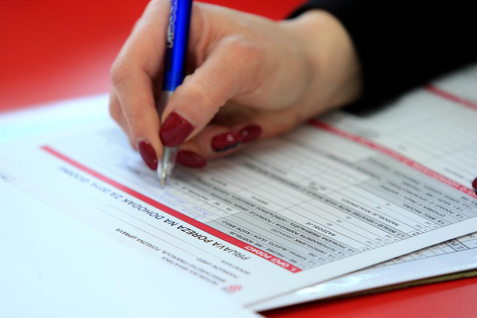 14.02.2015., Osijek - Mladi HDSSB-a besplatno popunjavaju gradjanima obrazac za povrat poreza. rPhoto: Davor Javorovic/PIXSELL
