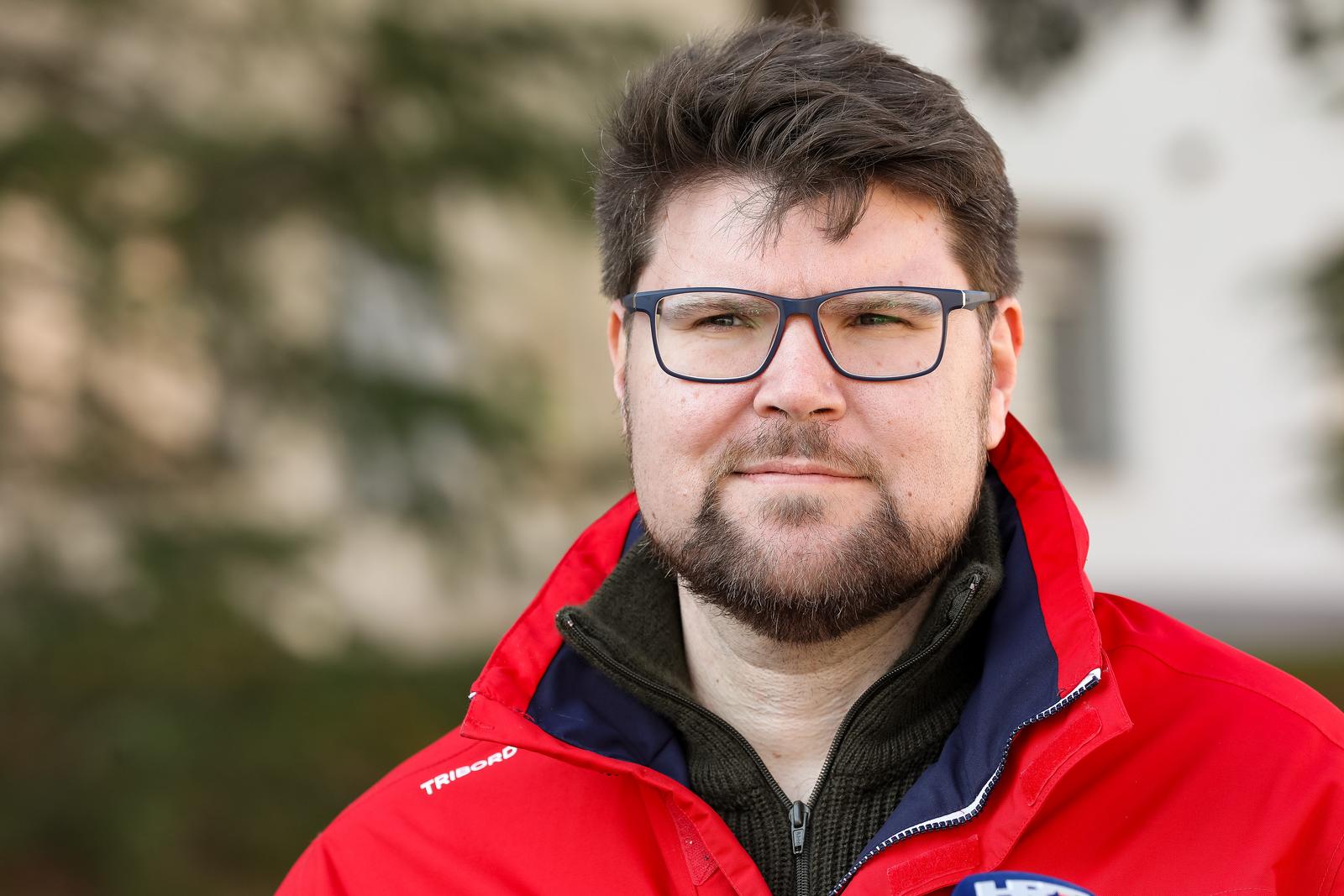 14.02.2023., Pula - Na konferenciji za novinare odrzanoj na Trgu kralja Tomislava predsjednik SDP-a Pedja Grbin govorio je o najnovijim skandaloznim istupima stanovitog 'AP'. Photo: Srecko Niketic/PIXSELL