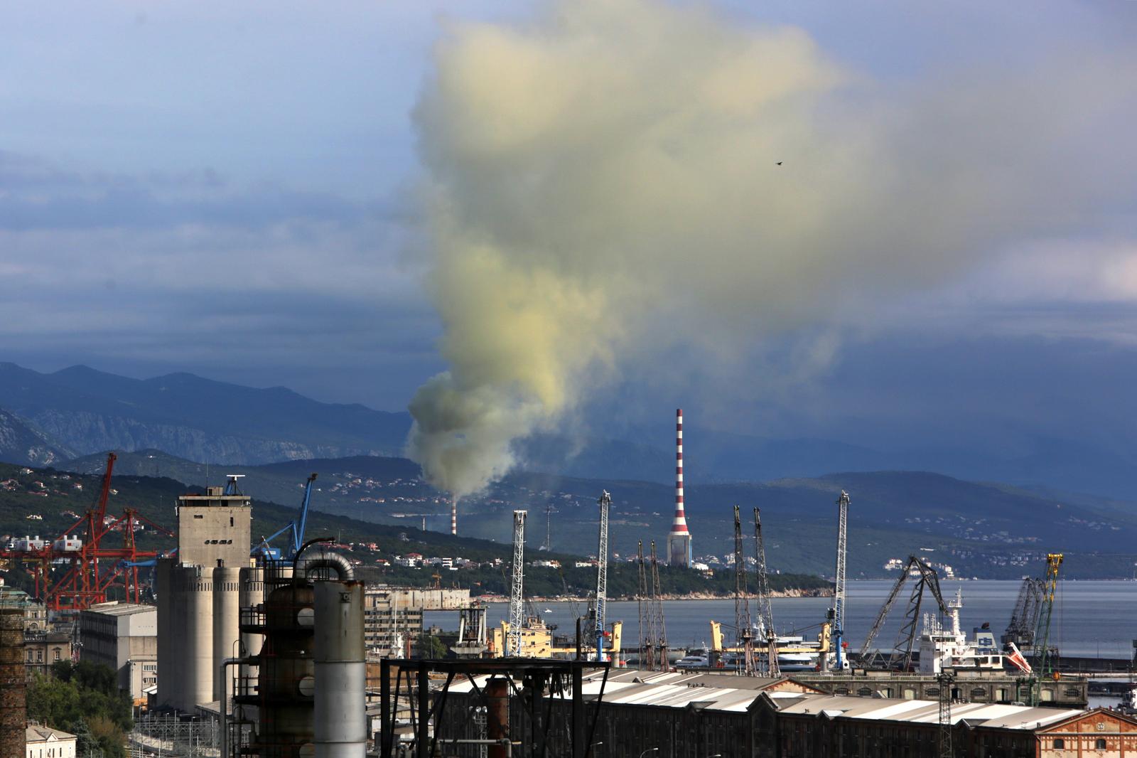 15.09.2017., Rijeka - U popodnevni satima u rafineriji nafte Rijeka Urinj doslo je do procesnog poremecaja u radu FCC postrojenja, sto je uzrokovalo kratkotrajno pojacano dimljenje na centralnom rafinerijskom dimnjaku.rPhoto: Nel Pavletic/PIXSELL