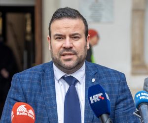 16.02.2023., Pula - 
U Pulskoj Komunalnoj palaci odrzan je sastanak na temu zupanijskog centra Kastijun koji se odrzao na poziv gradonacelnika Pule Filipa Zoricica. Na sastanku su se sastali predstavnici Istarske zupanije, gradonacelnici, Nadzorni odbor, direktori dijela komunalnih poduzeca te predstavnici civilnog nadzora. Photo: Srecko Niketic/PIXSELL