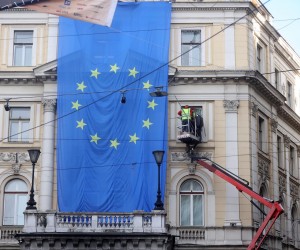 16.12.2022., Sarajevo, Bosna i Hercegovina - Povodom dobijanja kandidatskog statusa u Titovoj ulici u Sarajevu postavljana velika zastava EU. Photo: Armin Durgut/PIXSELL