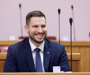 17.01.2023., Zagreb - Dobro raspolozeni gradonacelnik Osijeka Ivan Radic u sabornici prije pocetka sjednice, na kojoj ce svoj zastupnicki mandat ustupiti Goranu Ivanovicu. 
 Photo: Patrik Macek/PIXSELL
