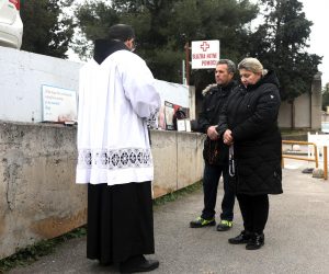 17.02.2021., Sibenik - Skupina vjernika, inicijativa za zaustavljanje pobacaja, moli ispred Poliklinike u Sibeniku. Kampanja 40 dana za zivot ekumenske molitvene pro life inicijative za zivot.rPhoto: Dusko Jaramaz/PIXSELL