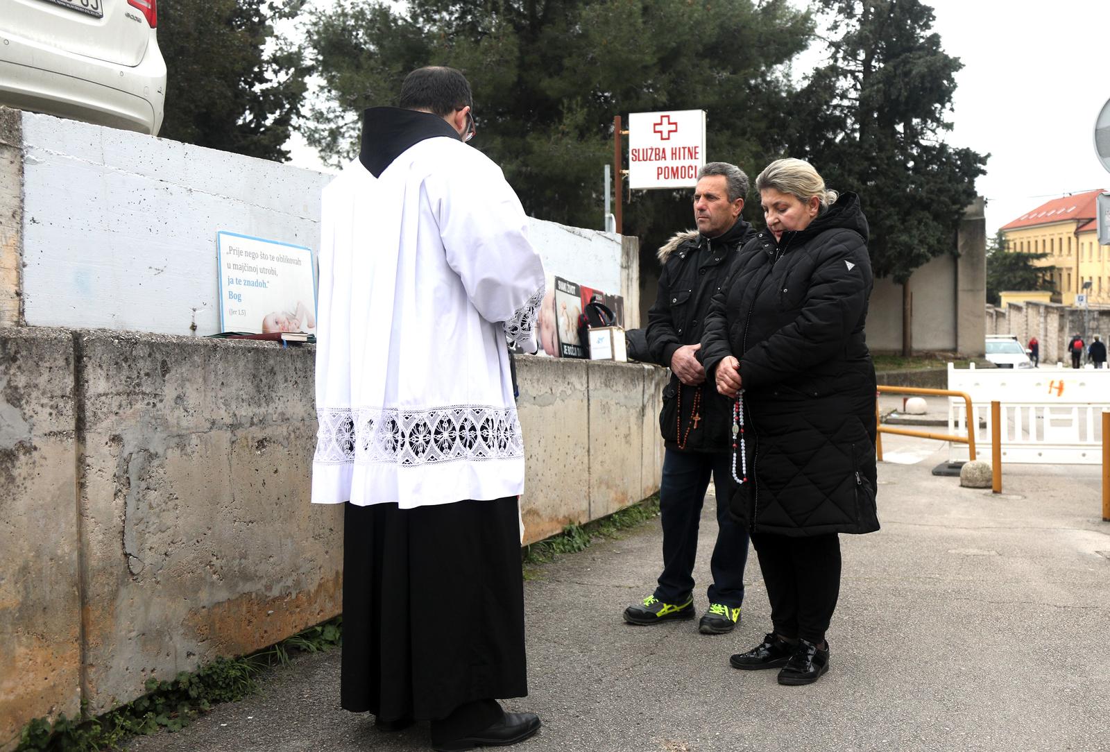 17.02.2021., Sibenik - Skupina vjernika, inicijativa za zaustavljanje pobacaja, moli ispred Poliklinike u Sibeniku. Kampanja 40 dana za zivot ekumenske molitvene pro life inicijative za zivot.rPhoto: Dusko Jaramaz/PIXSELL
