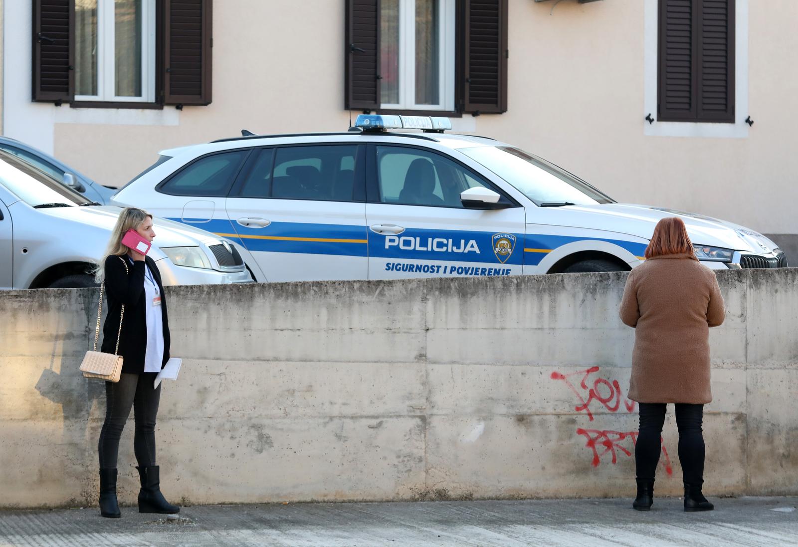 17.02.2023.,Sibenik-U Sibeniku je pocinjeno kazneno djelo, razbojnistvo na stetu poslovnice igara na srecu,lutrije.Policija je ispred kioska.
 Photo: Dusko Jaramaz/PIXSELL