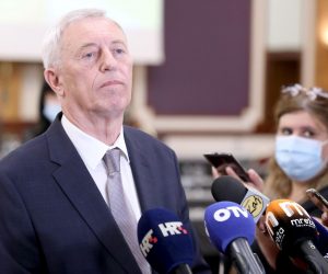 17.06.2021., Zagreb - U hotel Westin trebala se danas odrzati konstituirajuca sjednica zupanijske skupstine Zagrebacke zupanije. Jedino sto su zastupnici uspjeli odraditi je intoniranje himne i minuta sutnje za poginule u Domovinskom ratu, nakon cega je sjednica prekinuta jer nije postignut dogovor niti o clanovima mandatnog povjerenstva, a pogotovo ne o celnicim skupstine. Nova sjednica mora se odrzati u roku od 30 dana.rPhoto: Patrik Macek/PIXSELL