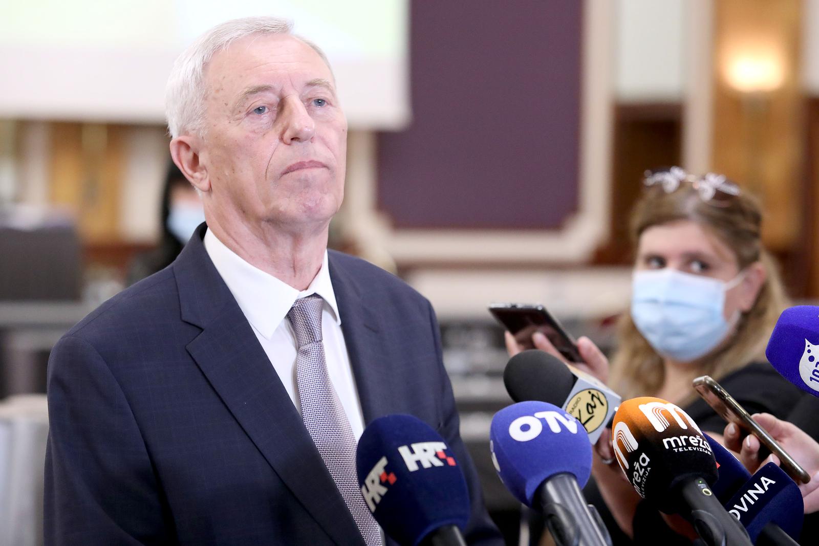 17.06.2021., Zagreb - U hotel Westin trebala se danas odrzati konstituirajuca sjednica zupanijske skupstine Zagrebacke zupanije. Jedino sto su zastupnici uspjeli odraditi je intoniranje himne i minuta sutnje za poginule u Domovinskom ratu, nakon cega je sjednica prekinuta jer nije postignut dogovor niti o clanovima mandatnog povjerenstva, a pogotovo ne o celnicim skupstine. Nova sjednica mora se odrzati u roku od 30 dana.rPhoto: Patrik Macek/PIXSELL