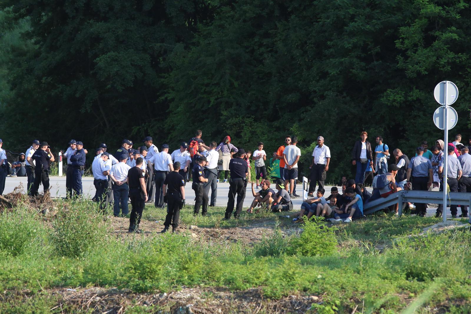 18.06.2018.,  Velika Kladusa - Migranti cekaju na granicnom prijelazu Velika Kladusa - Maljevac gdje su stigli iz Velike Kladuse u BiH jer ih hrvatska policija ne pusta preko granice.rPhoto: Matija Habljak/PIXSELL