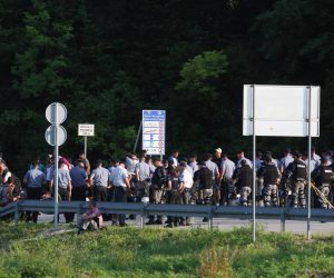 18.06.2018.,  Velika Kladusa - Migranti cekaju na granicnom prijelazu Velika Kladusa - Maljevac gdje su stigli iz Velike Kladuse u BiH jer ih hrvatska policija ne pusta preko granice.rPhoto: Matija Habljak/PIXSELL