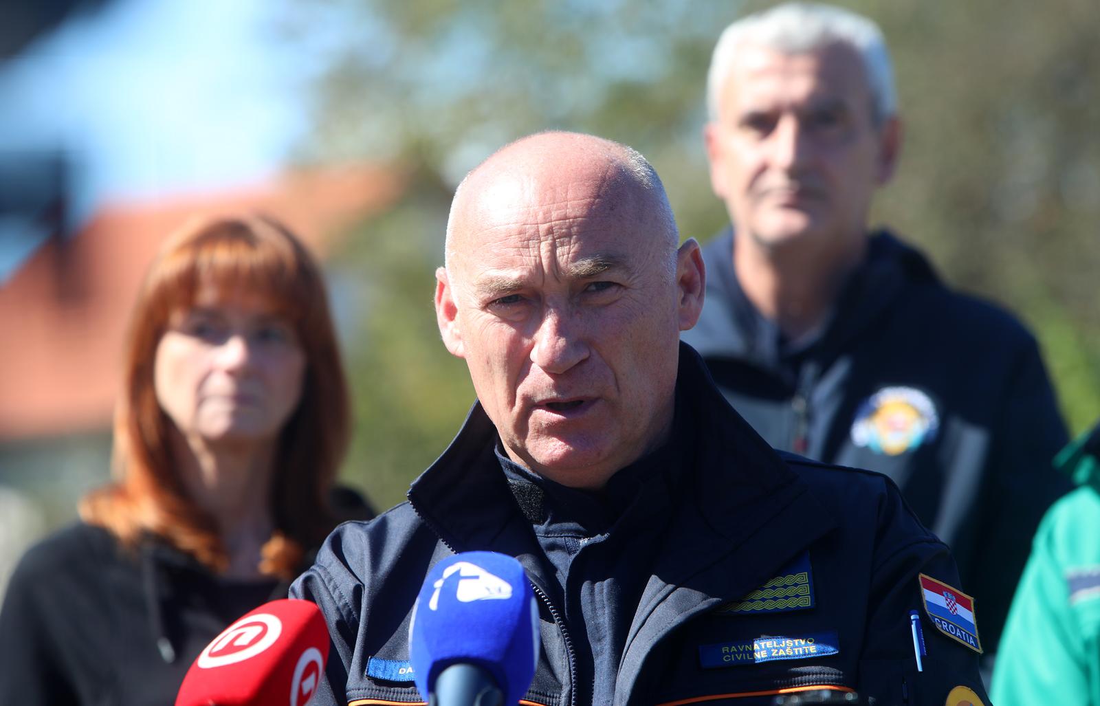 18.09.2022., Karlovac - Poplavljeno mjesto Brodarci u okolici Karlovca obisli su direktor Hrvatskih voda Zoran Djurokovic, zupanica Karlovacke zupanije Martina Furdek Hajdin, gradonacelnik Karlovca Damir Mandic i ravnatelj ravnateljstva Civilne zastite Damir Trut.
 Photo: Kristina Stedul Fabac/PIXSELL
