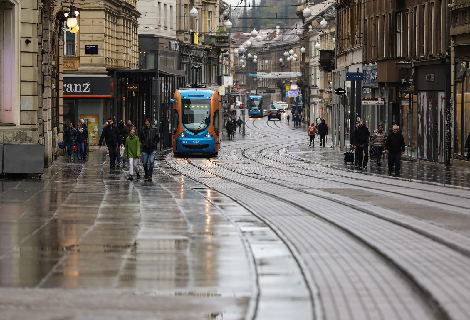 18.11.2022,Zagreb -  Neradni dan i sumorno jesensko vrijeme  prorijedilo je prolaznike i stisalo uzurbani ritam grada.
 Photo: Jurica Galoic/PIXSELL