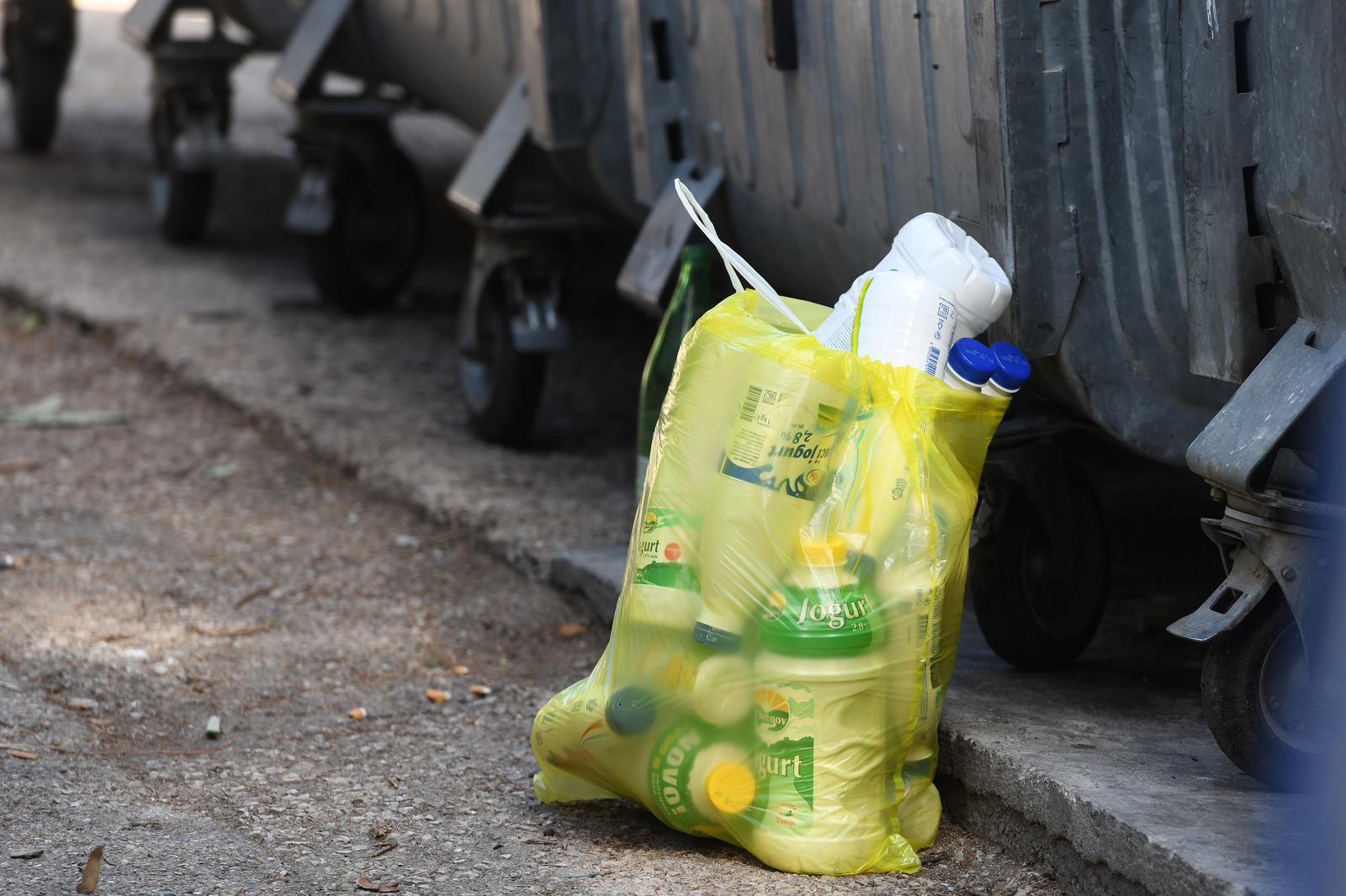 19.09.2022., Sibenik - Uvodjenjem eura od 1.sijecnja 2023. godine odredila se i cijena povratne naknade za plasticnu ambalazu koja ce izbositi 0.07 eura. Photo: Hrvoje Jelavic/PIXSELL