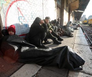 20.01.2023., Rijeka - Dnevno oko dvjestotinjak migranata vlakom pristize u Rijeku i neko vrijeme borave uz zeljeznicki kolodvor.  Nakon sto su ilegalno usli u Hrvatsku, imaju sedam dana da napuste Hrvatsku. Za to vrijeme, gradske vlasti i Crveni kriz pruzaju im humanitarnu pomoc.  Photo: Goran Kovacic/PIXSELL