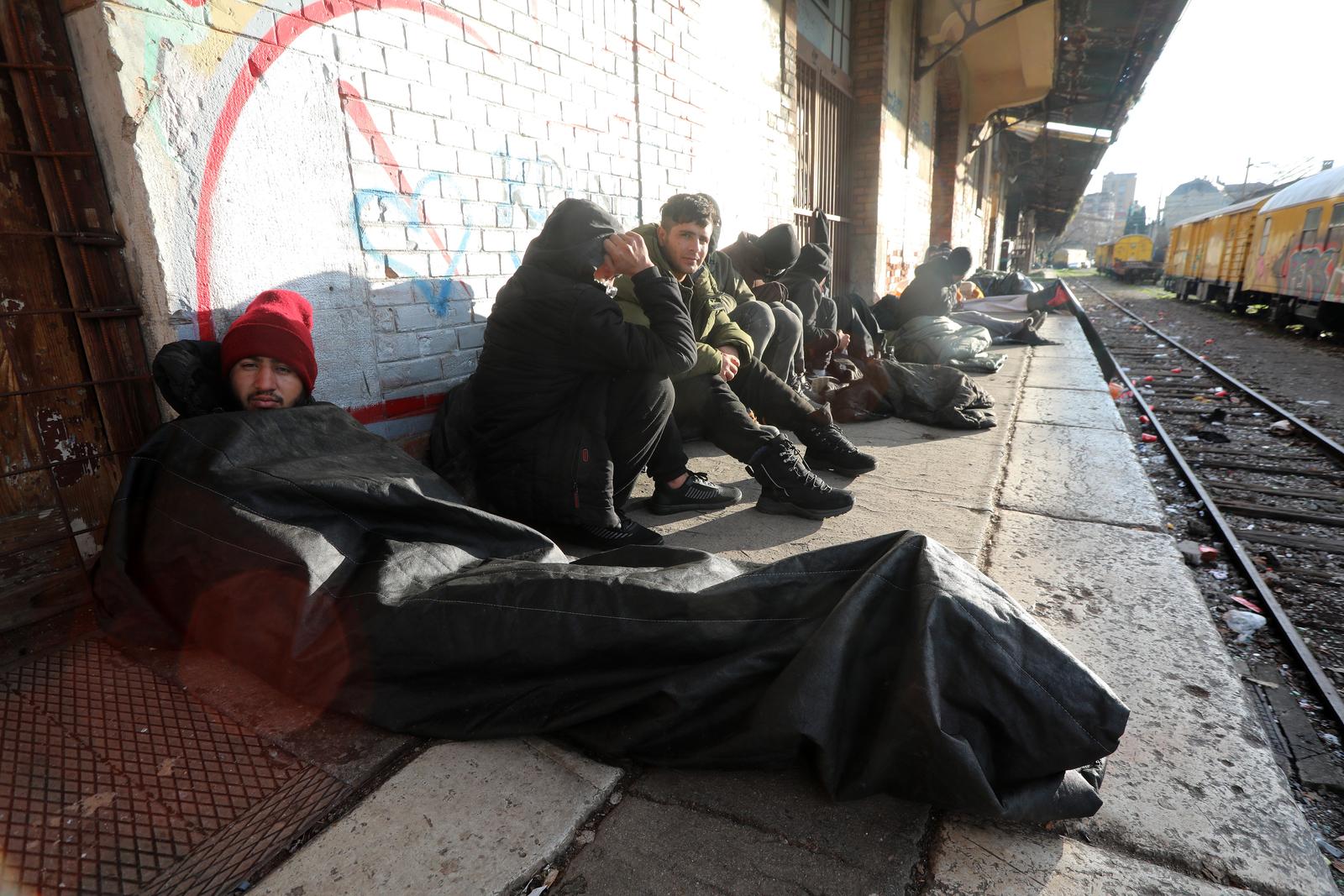 20.01.2023., Rijeka - Dnevno oko dvjestotinjak migranata vlakom pristize u Rijeku i neko vrijeme borave uz zeljeznicki kolodvor.  Nakon sto su ilegalno usli u Hrvatsku, imaju sedam dana da napuste Hrvatsku. Za to vrijeme, gradske vlasti i Crveni kriz pruzaju im humanitarnu pomoc.  Photo: Goran Kovacic/PIXSELL